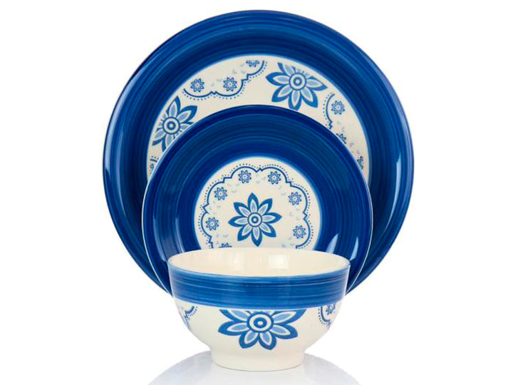 Set de vajilla Gibson Sundia en color azul y blanco con patrones florales.