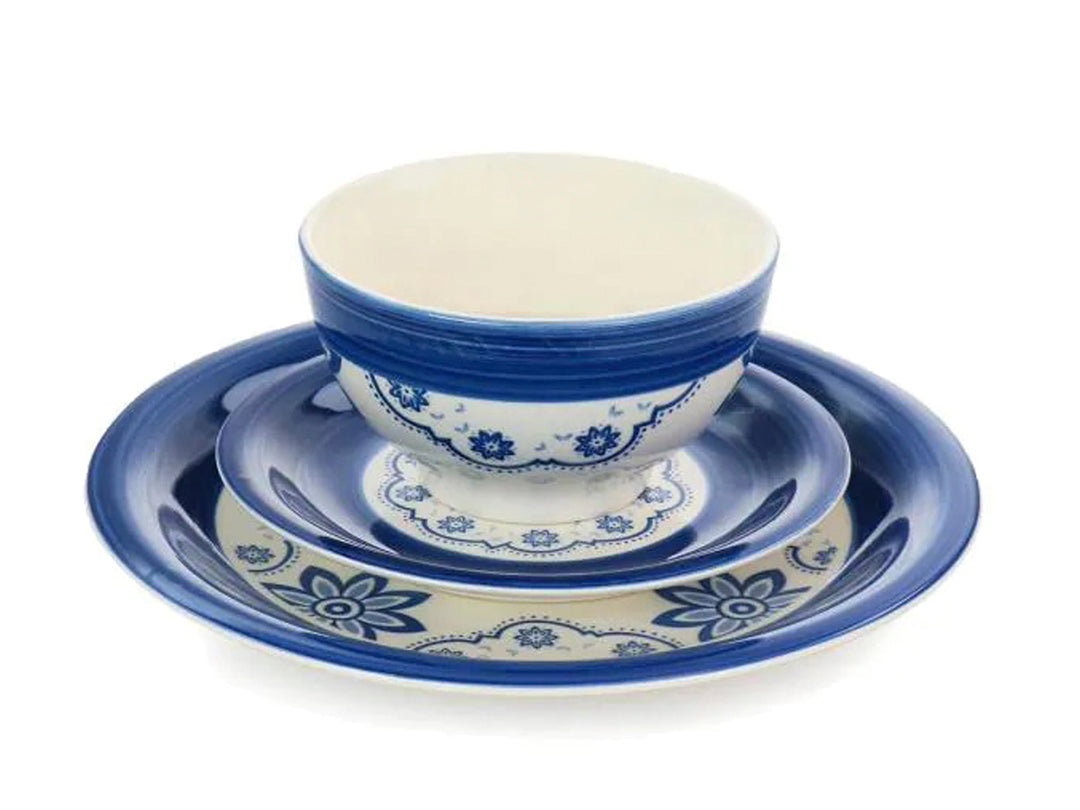 Set de vajilla Gibson Sundia en color azul y blanco con patrones florales.