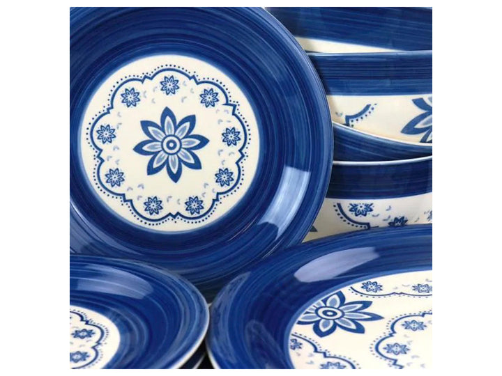 Set de vajilla Gibson Sundia en color azul y blanco con patrones florales.