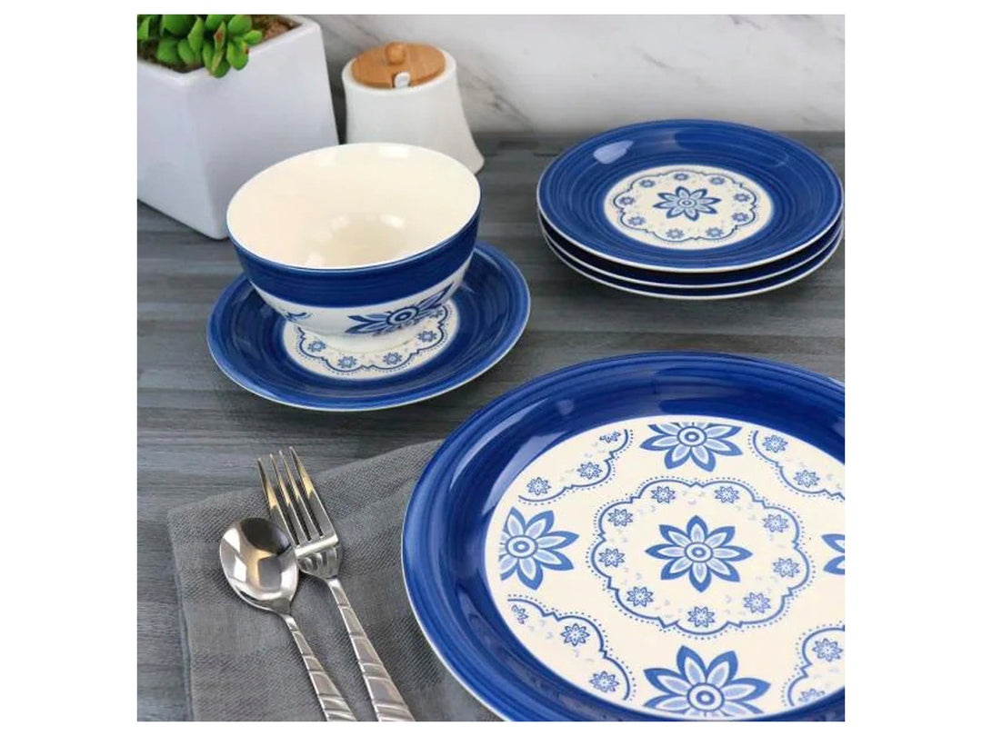 Set de vajilla Gibson Sundia en color azul y blanco con patrones florales.