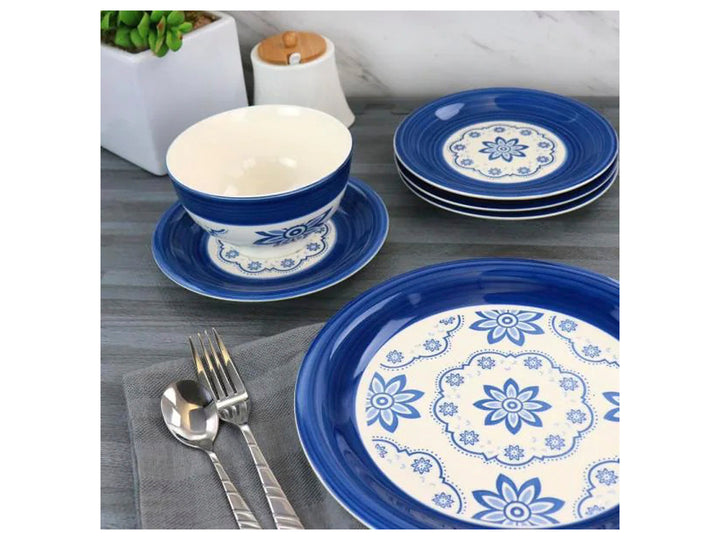 Set de vajilla Gibson Sundia en color azul y blanco con patrones florales.