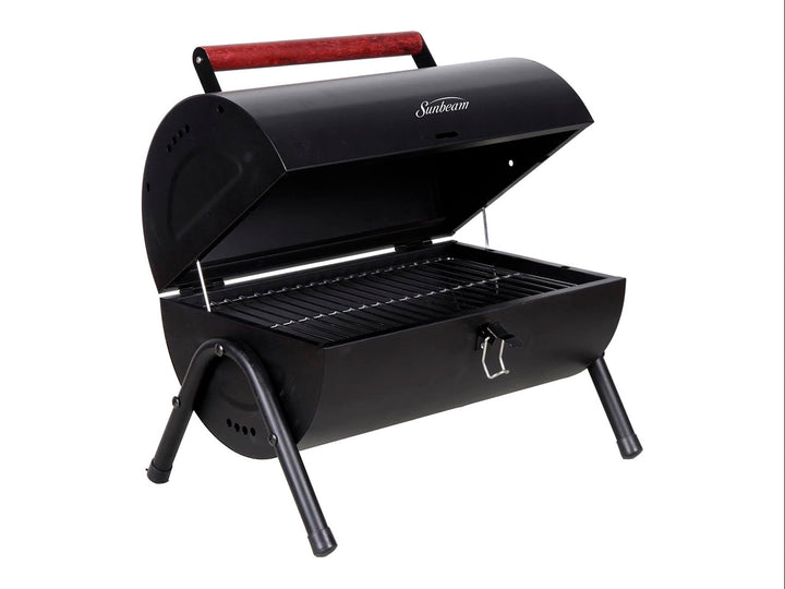 Asador tipo barril de color negro con tapa curva y mango de madera sobre fondo blanco.