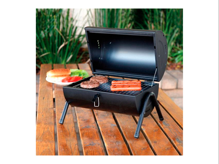 Asador tipo barril de color negro con tapa curva y mango de madera sobre fondo blanco.