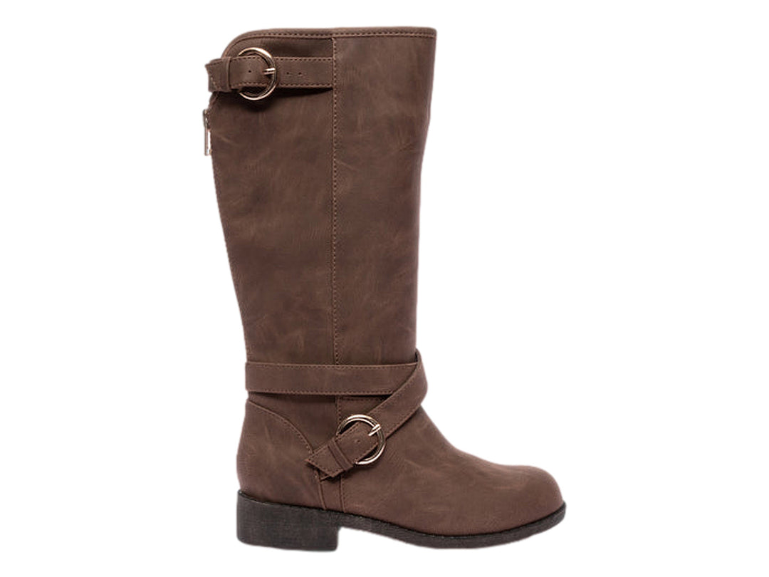 Bota Steve Madden Jkarma en color cognac con cierre lateral y detalle de correas cruzadas en el tobillo.