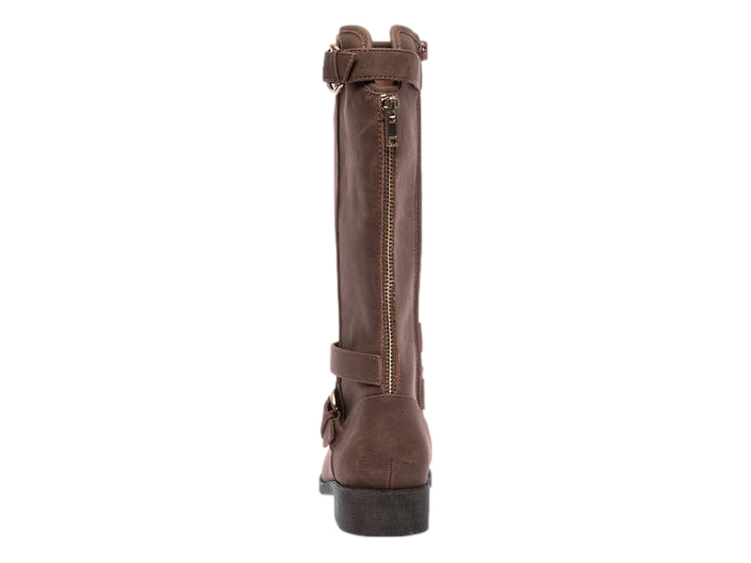 Bota Steve Madden Jkarma en color cognac con cierre lateral y detalle de correas cruzadas en el tobillo.