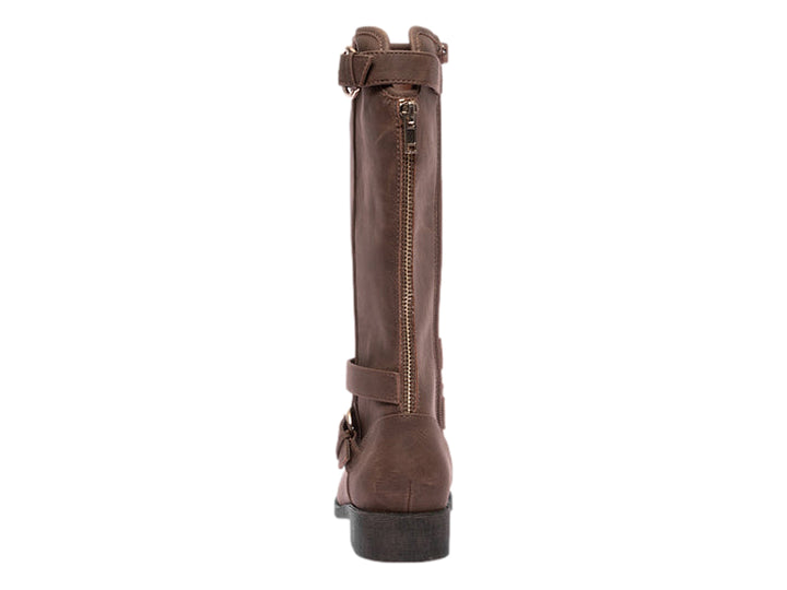 Bota Steve Madden Jkarma en color cognac con cierre lateral y detalle de correas cruzadas en el tobillo.