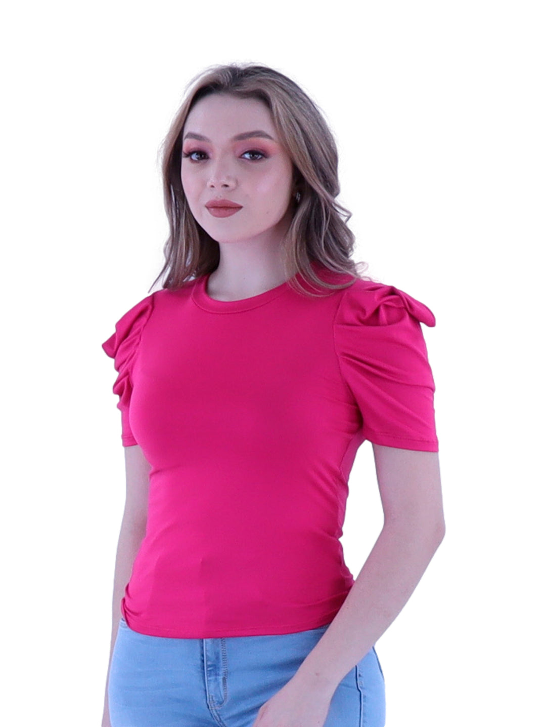 Mujer vistiendo blusa color fucsia de manga corta con detalles fruncidos en los hombros.