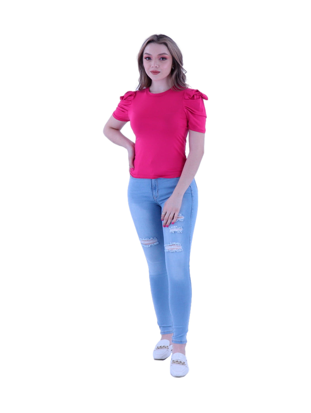 Mujer vistiendo blusa color fucsia de manga corta con detalles fruncidos en los hombros.