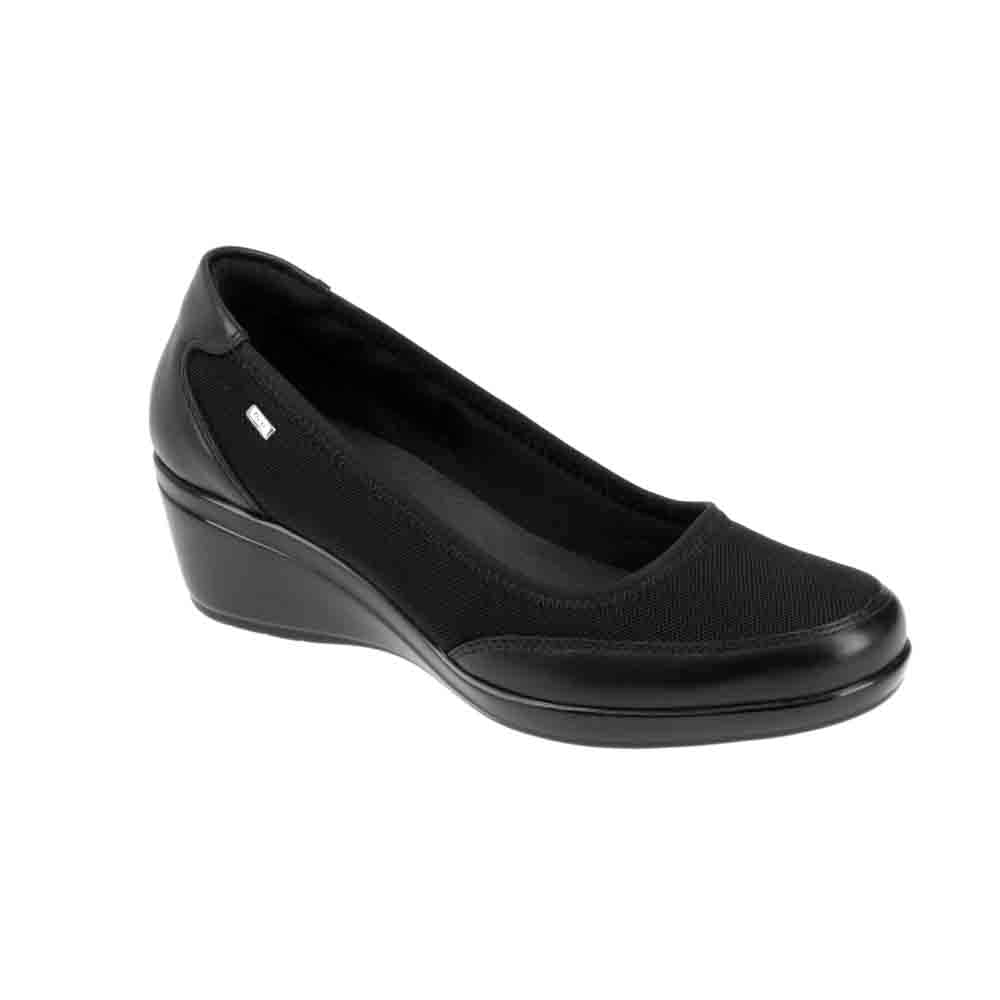 Zapato negro para mujer de la marca Flexi, estilo casual y cerrado con detalles en tela.