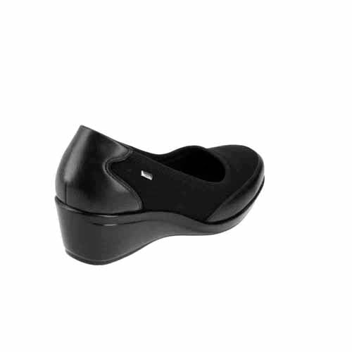 Zapato negro para mujer de la marca Flexi, estilo casual y cerrado con detalles en tela.