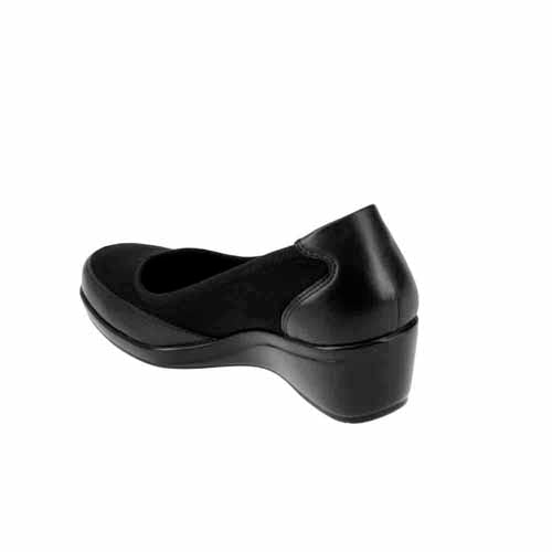 Zapato negro para mujer de la marca Flexi, estilo casual y cerrado con detalles en tela.