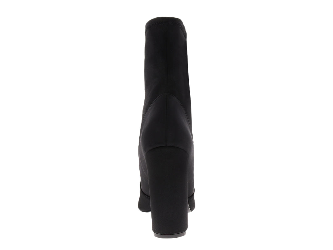 Botín negro de tacón grueso y punta fina con acabado mate para mujer.