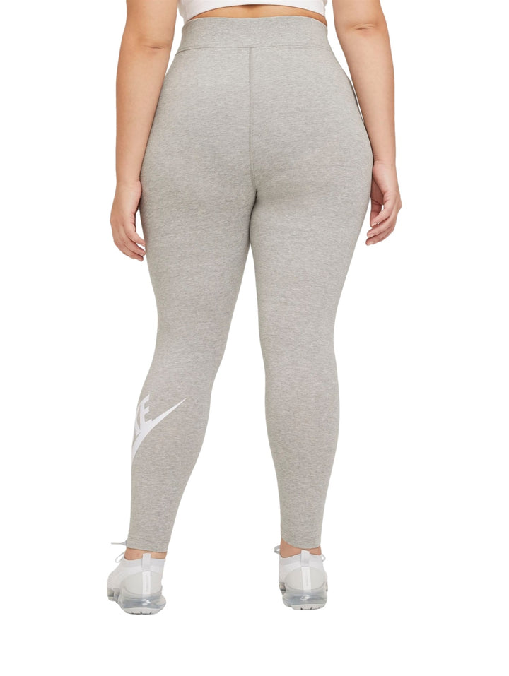 Mujer vistiendo mallas deportivas Nike de color gris jaspeado con logotipo blanco en la pierna.