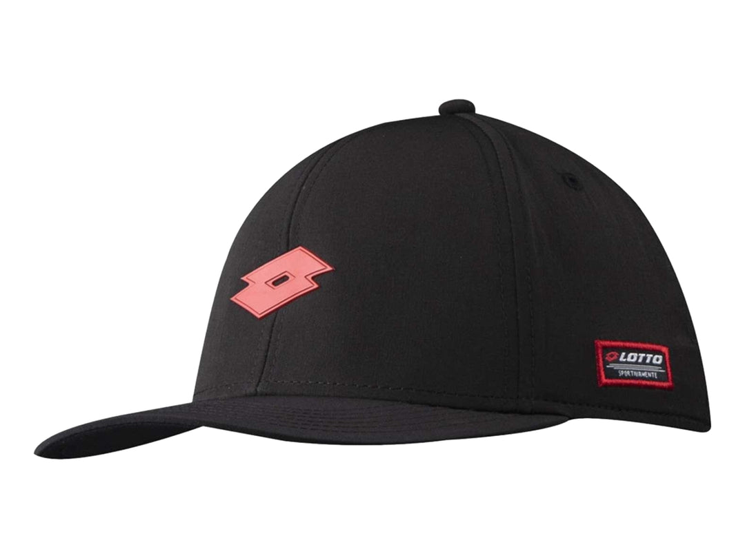 Gorra deportiva Lotto de color negro con logotipo rojo en el frente y lateral.