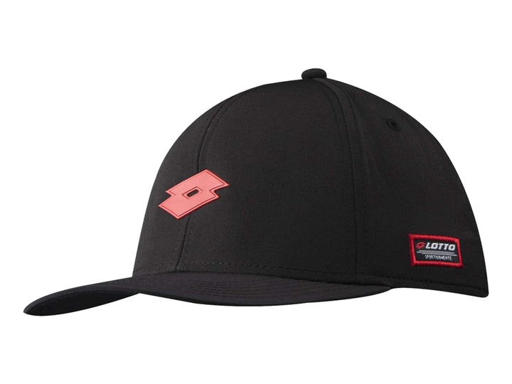 Gorra deportiva Lotto de color negro con logotipo rojo en el frente y lateral.