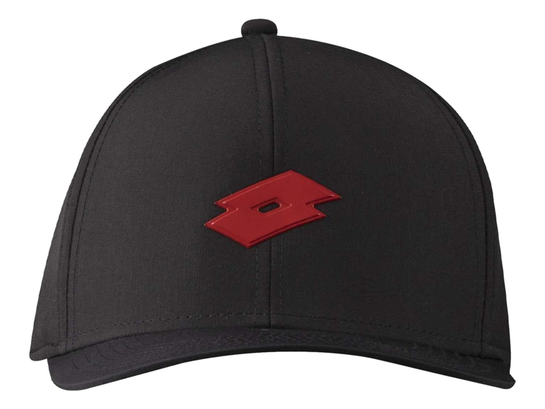 Gorra deportiva Lotto de color negro con logotipo rojo en el frente y lateral.