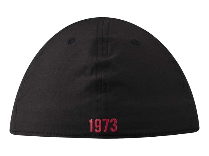 Gorra deportiva Lotto de color negro con logotipo rojo en el frente y lateral.