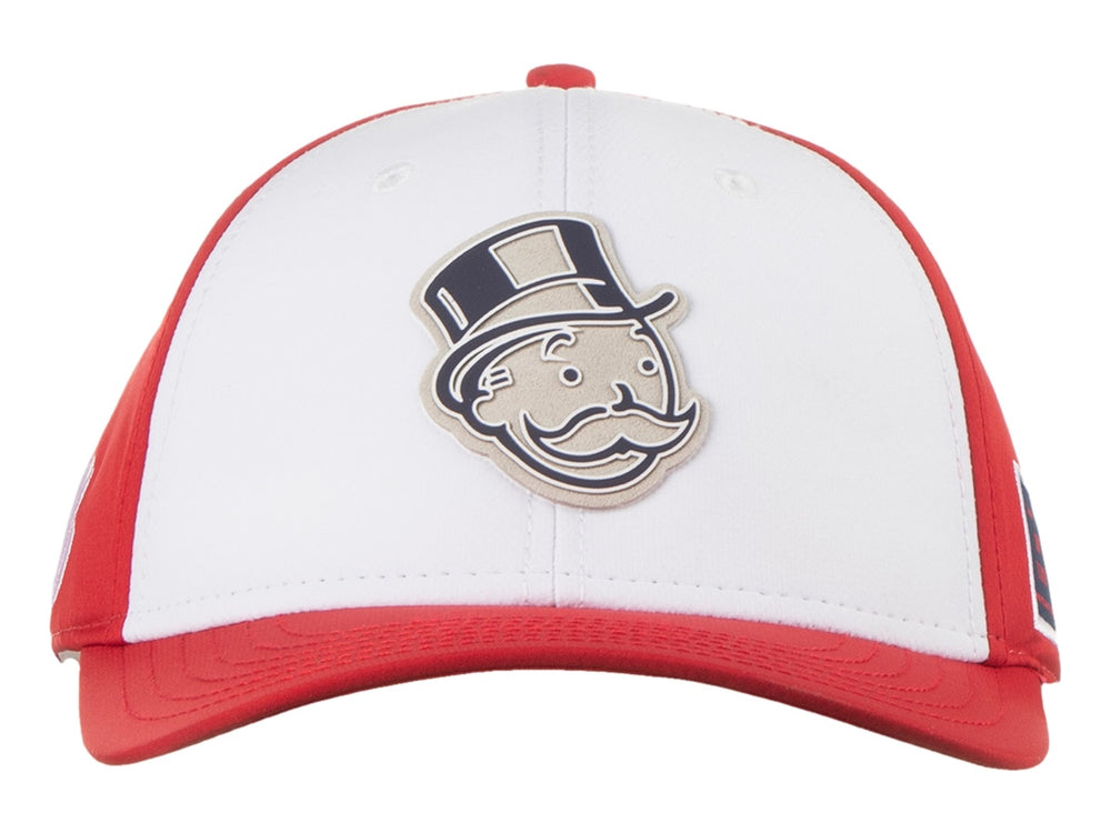 Gorra K-Swiss en colores blanco y rojo con un parche frontal del personaje de Monopoly.