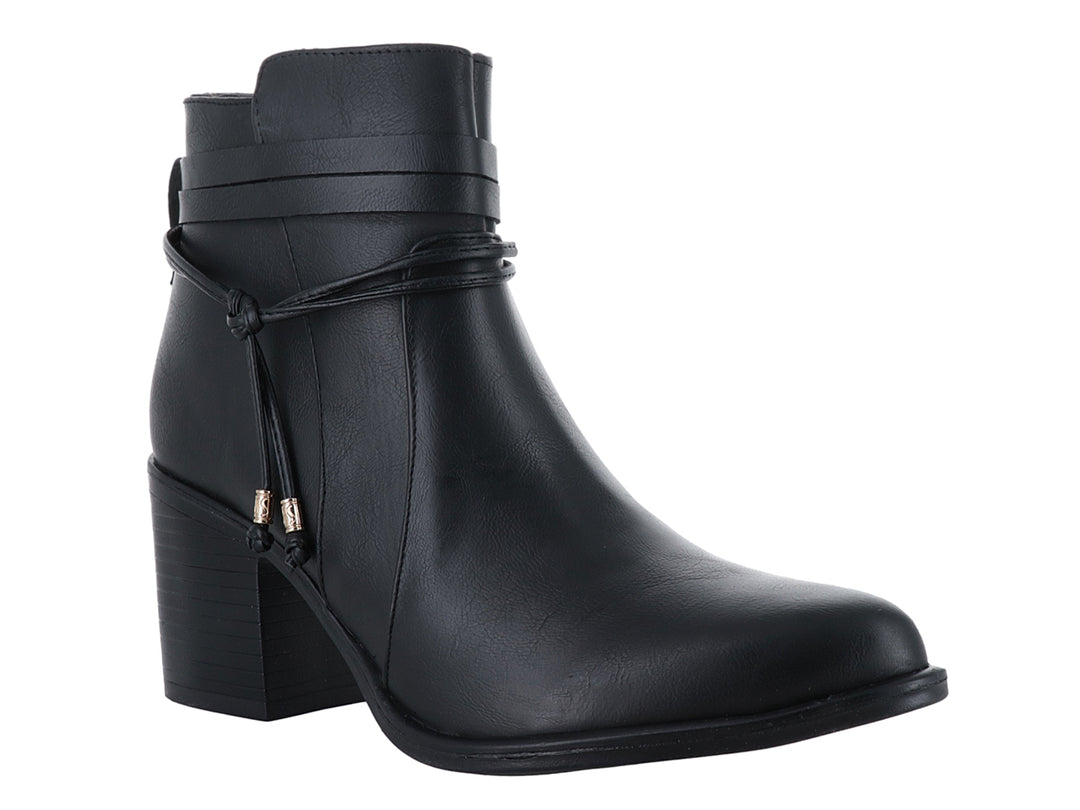 Botín negro de material sintético con tacón grueso y detalle de cordones laterales decorativos para mujer.