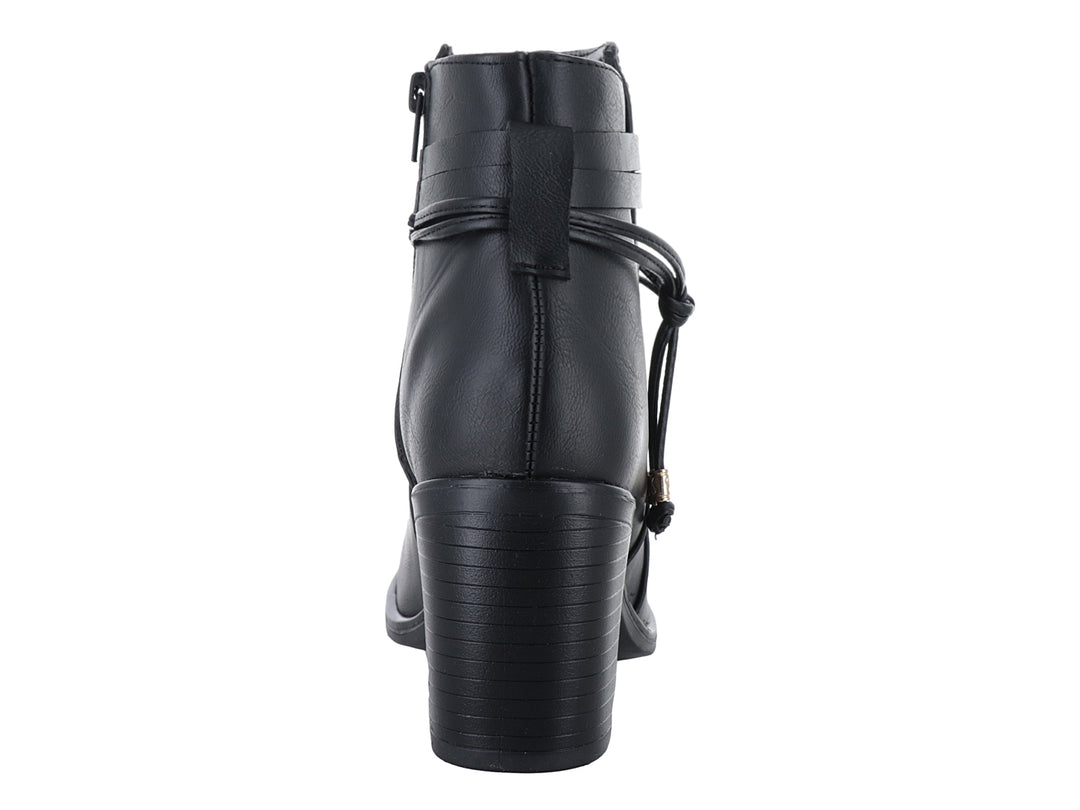 Botín negro de material sintético con tacón grueso y detalle de cordones laterales decorativos para mujer.