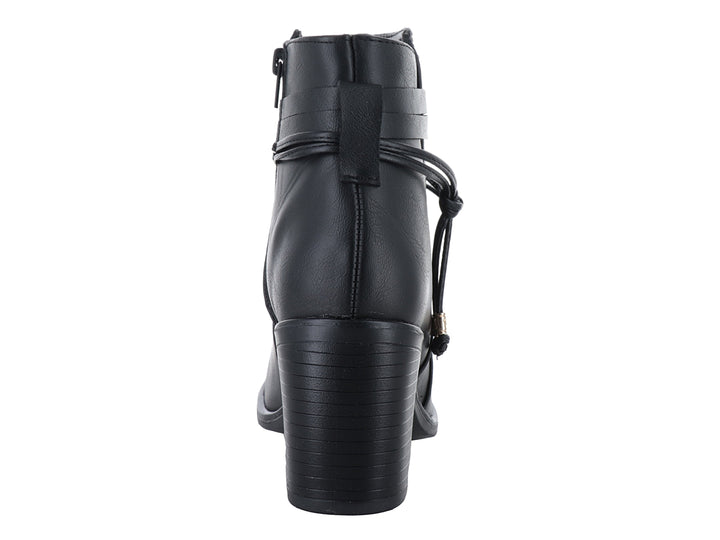 Botín negro de material sintético con tacón grueso y detalle de cordones laterales decorativos para mujer.