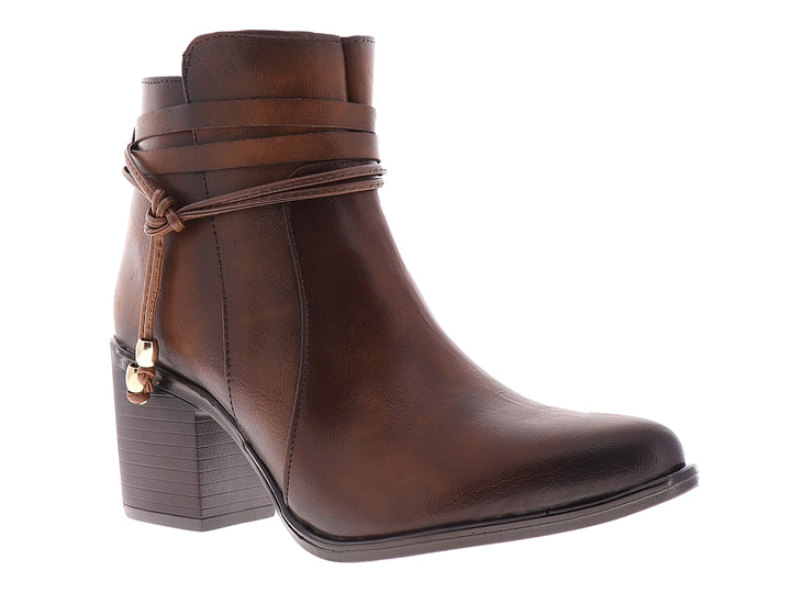 Botines color camel para mujer con tacón cuadrado y detalles de cordones decorativos.