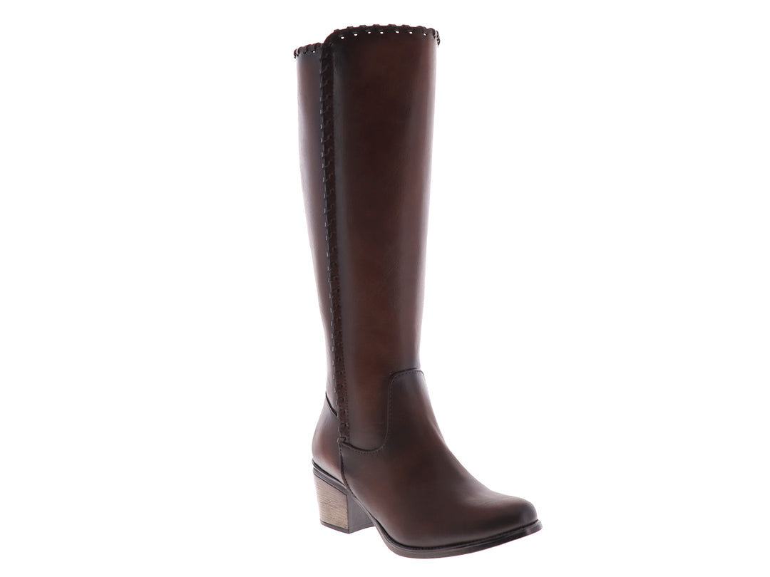 Botas altas para mujer en color moka con tacón bajo y detalle decorativo en el borde superior.