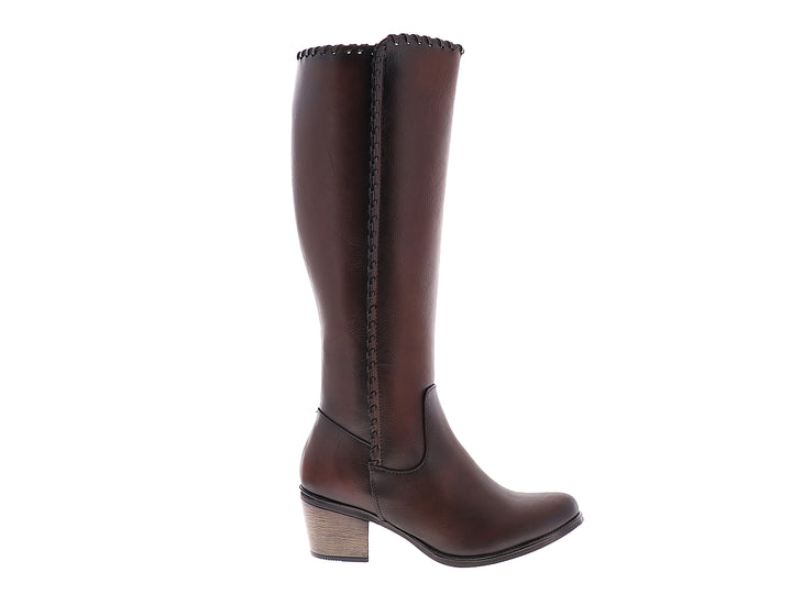 Botas altas para mujer en color moka con tacón bajo y detalle decorativo en el borde superior.