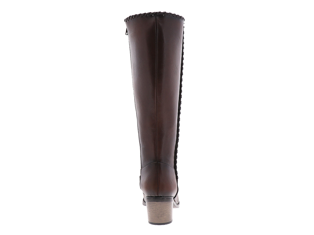 Botas altas para mujer en color moka con tacón bajo y detalle decorativo en el borde superior.