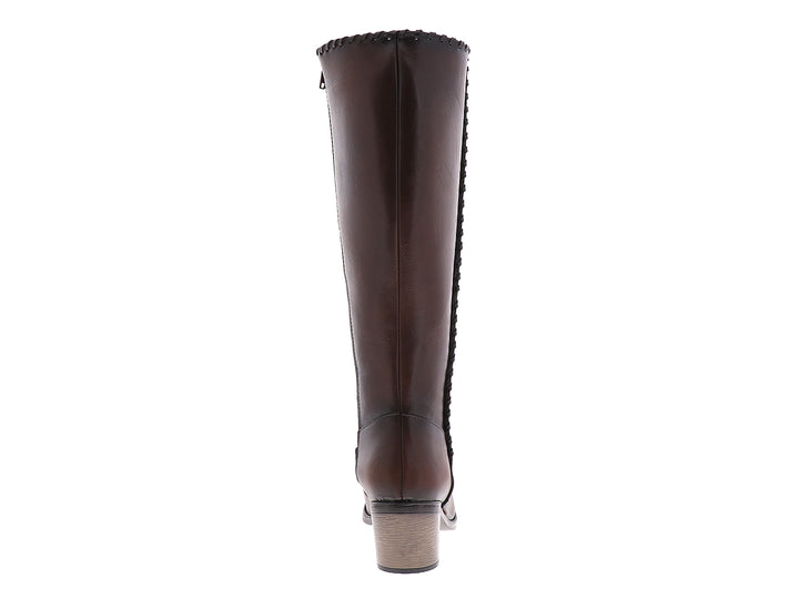 Botas altas para mujer en color moka con tacón bajo y detalle decorativo en el borde superior.