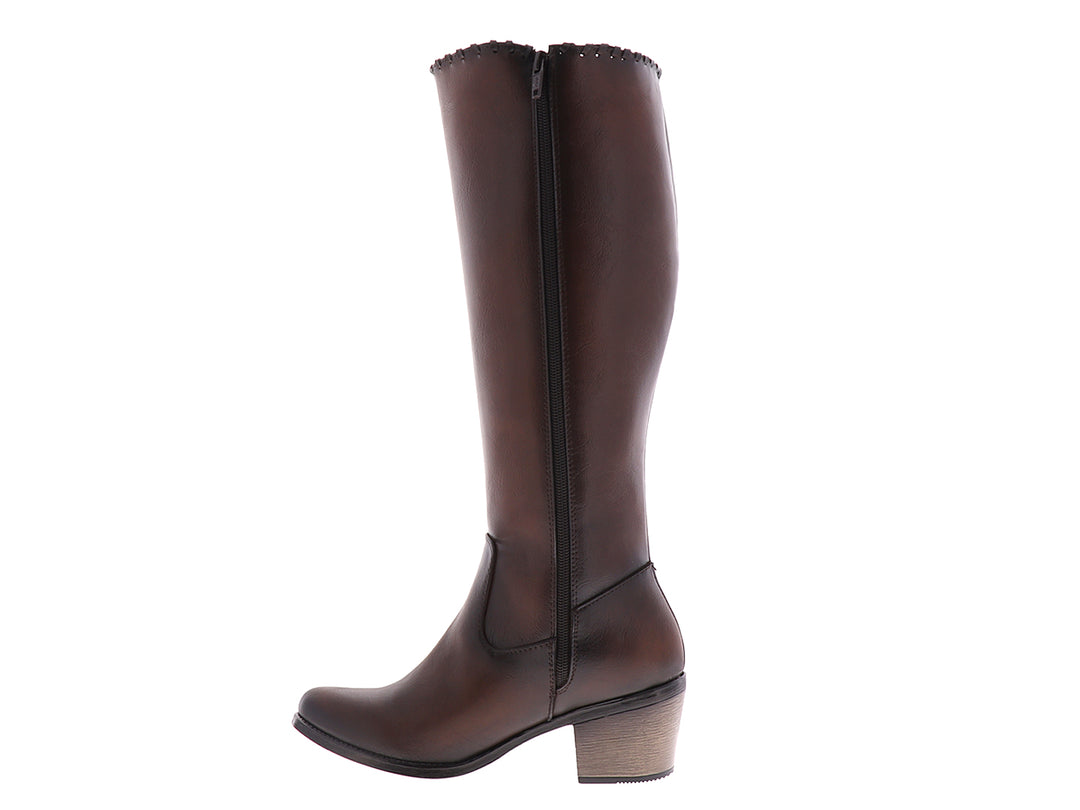 Botas altas para mujer en color moka con tacón bajo y detalle decorativo en el borde superior.