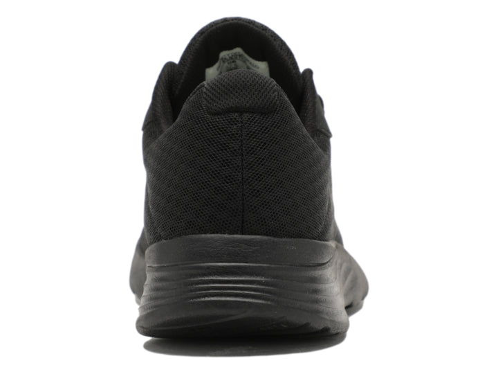 Tenis deportivos Pirma de color negro con textura de malla y suela sintética.