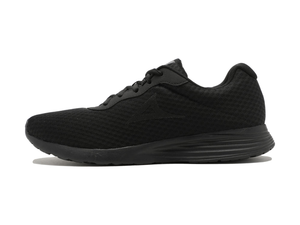 Tenis deportivo color negro con tejido de malla y suela cómoda.