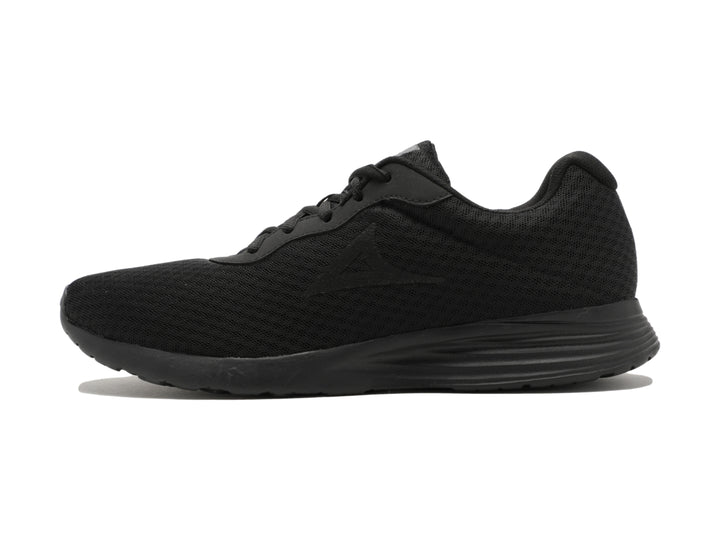 Tenis deportivo color negro con tejido de malla y suela cómoda.