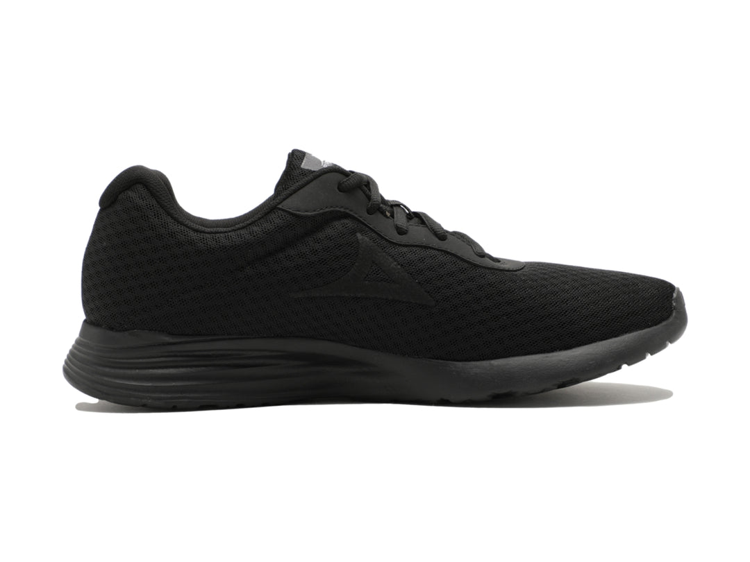 Tenis deportivo color negro con tejido de malla y suela cómoda.