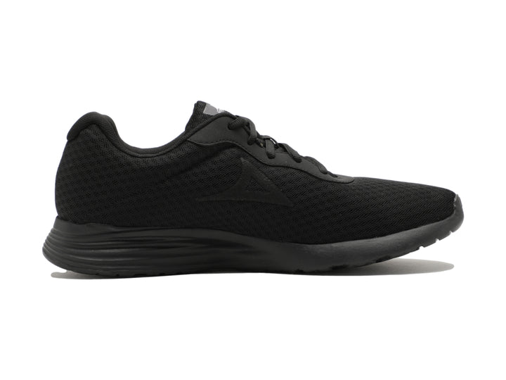 Tenis deportivo color negro con tejido de malla y suela cómoda.
