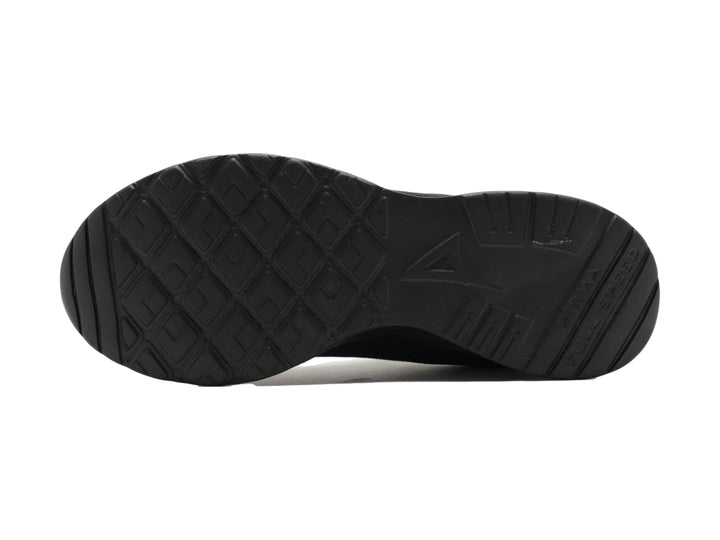 Tenis deportivo color negro con tejido de malla y suela cómoda.