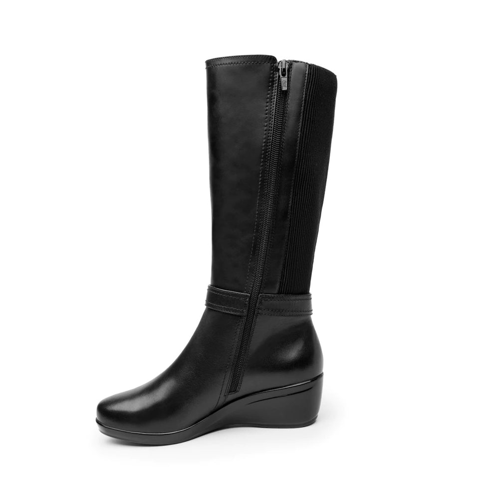 Bota Flexi de cuero negro para mujer con caña alta, acabado liso y detalle de hebilla en el tobillo.