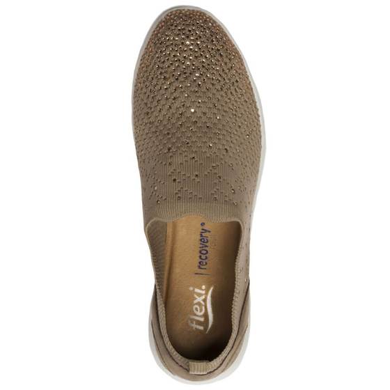 Zapato plano Flexi color arena de tejido con detalles brillantes y suela blanca para mujer.