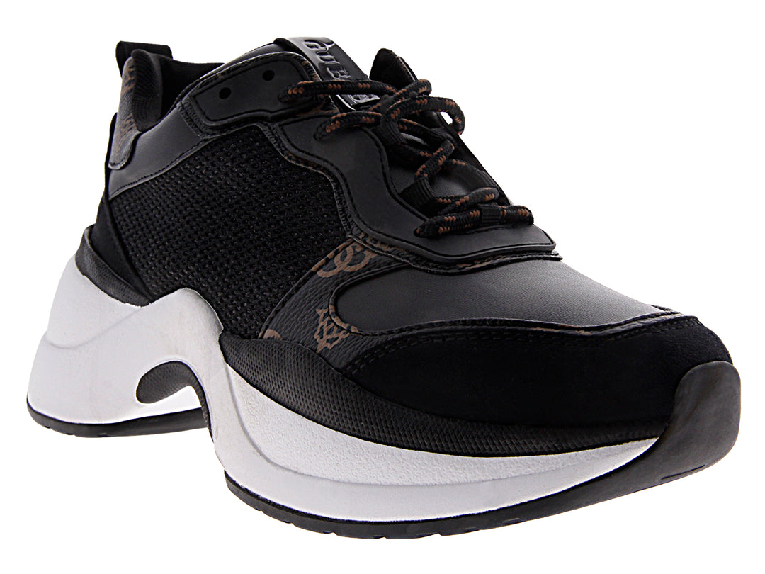 Tenis Guess Jennea 2 color negro con suela blanca ancha y plataforma.