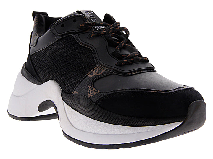 Tenis Guess Jennea 2 color negro con suela blanca ancha y plataforma.