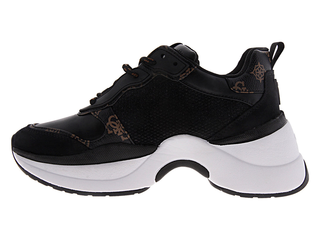 Tenis Guess Jennea 2 color negro con suela blanca ancha y plataforma.