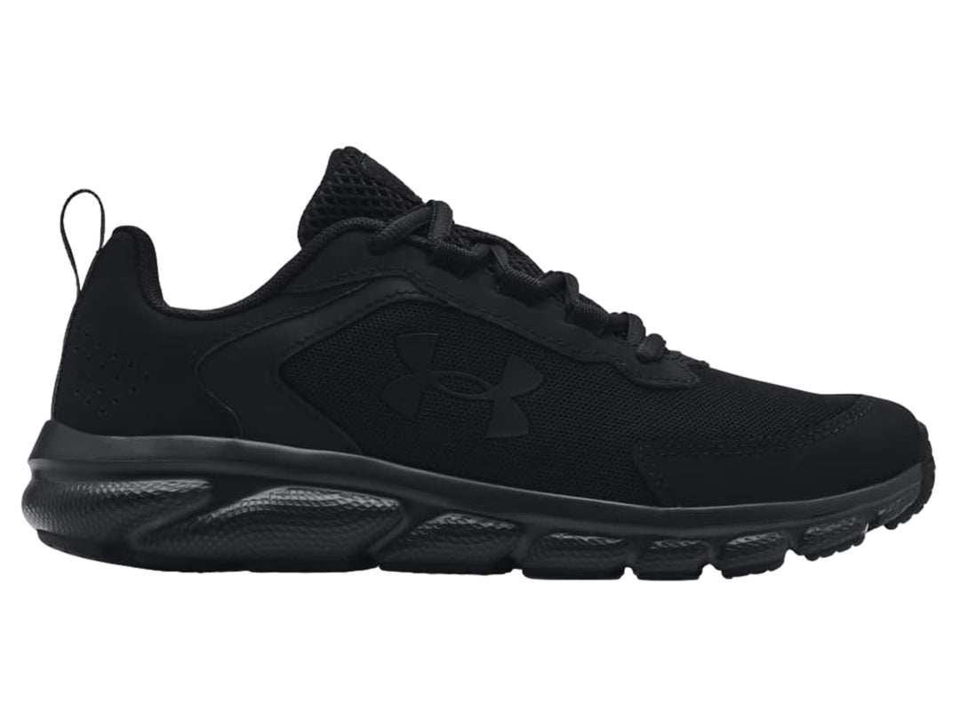 Tenis deportivos Under Armour color negro total para niño, con malla transpirable y suela texturizada.