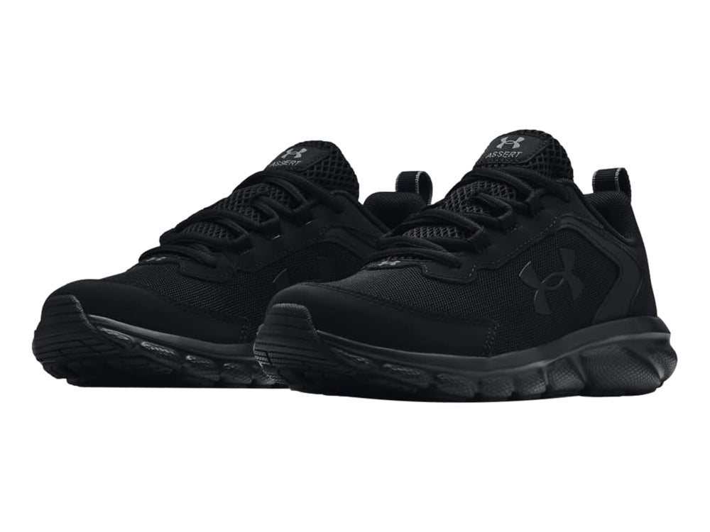 Tenis deportivos Under Armour color negro total para niño, con malla transpirable y suela texturizada.