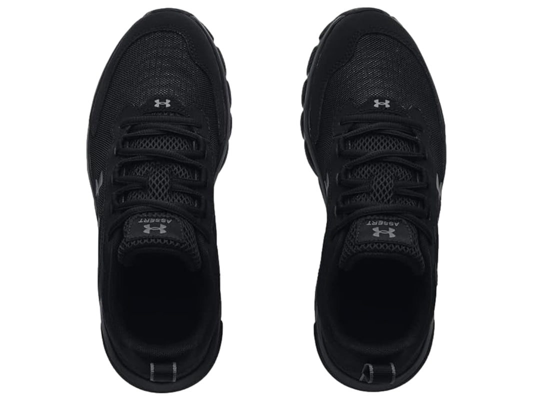 Tenis deportivos Under Armour color negro total para niño, con malla transpirable y suela texturizada.
