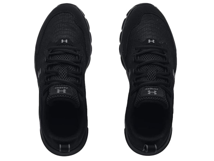 Tenis deportivos Under Armour color negro total para niño, con malla transpirable y suela texturizada.