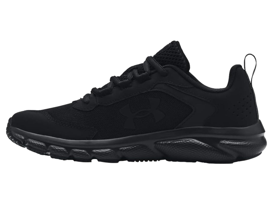 Tenis deportivos Under Armour color negro total para niño, con malla transpirable y suela texturizada.