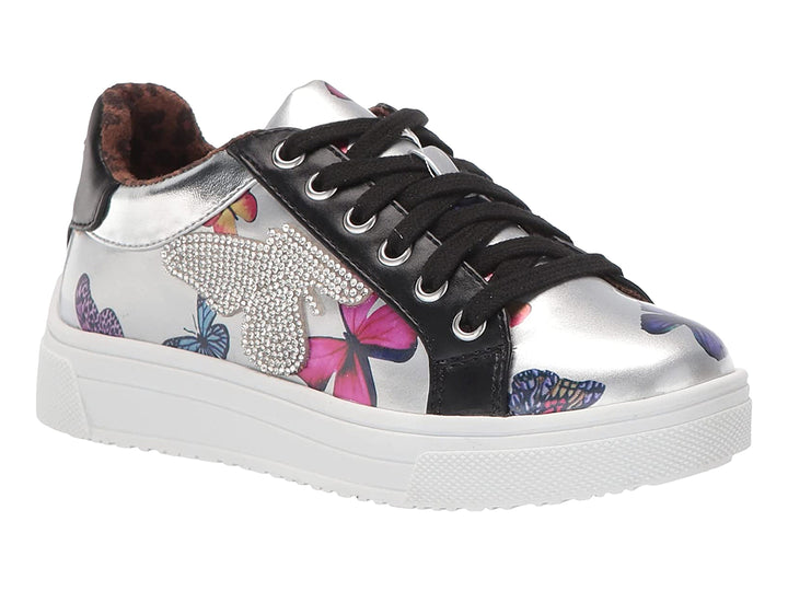 Tenis plateados Steve Madden para niña con diseño de mariposas, detalles brillantes y suela blanca de plataforma.