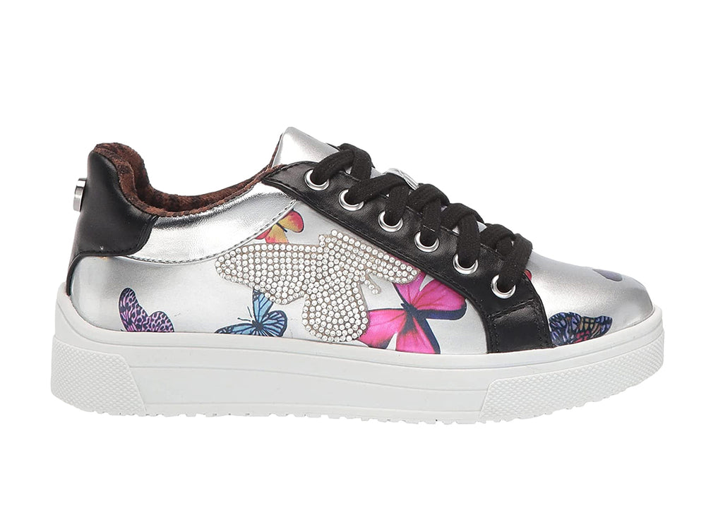 Tenis plateados Steve Madden para niña con diseño de mariposas, detalles brillantes y suela blanca de plataforma.