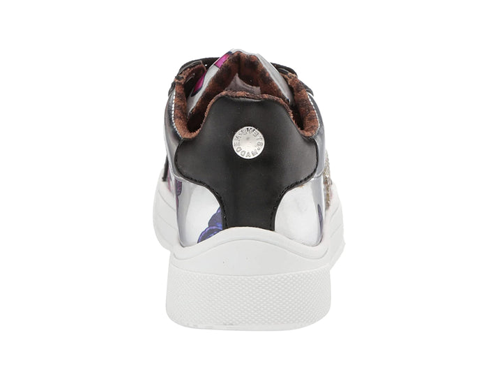 Tenis plateados Steve Madden para niña con diseño de mariposas, detalles brillantes y suela blanca de plataforma.